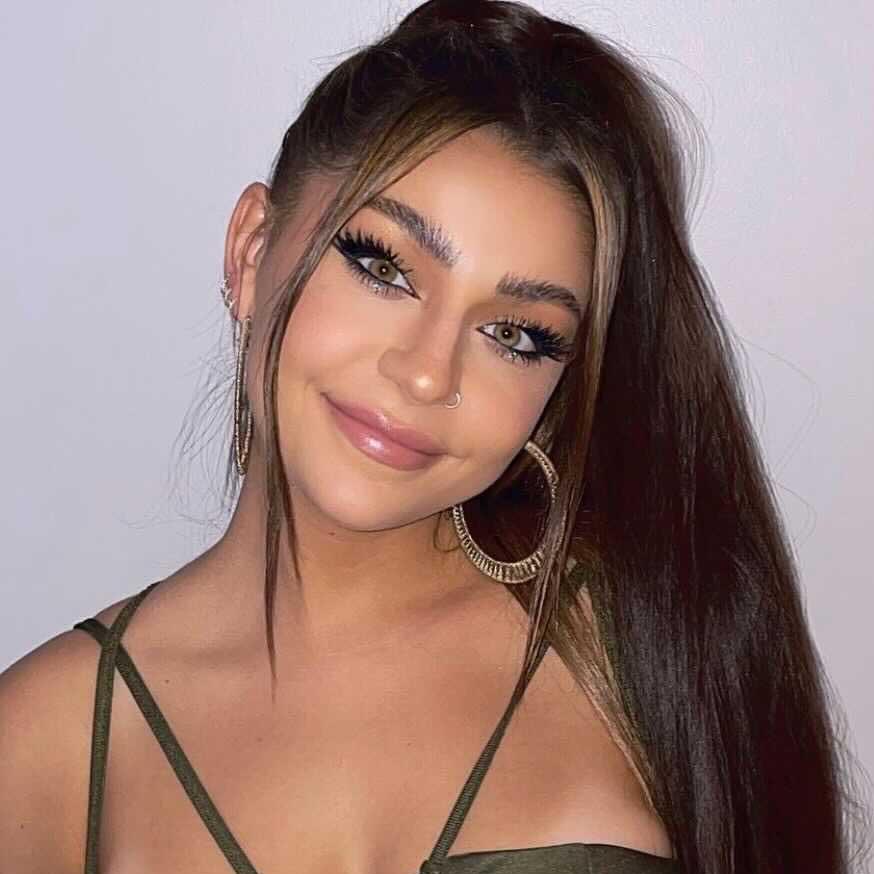 Andrea Russett (@andrearussett)